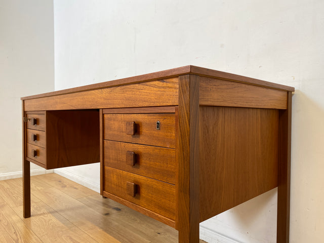 WMK I Stilvoller skandinavischer Mid-Century Designer Schreibtisch von Domino Møbler in Teakholz