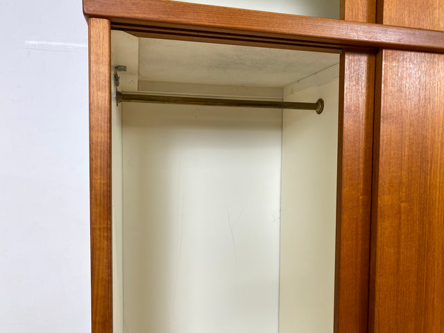 Stilvoller skandinavischer Mid-Century Kleiderschrank in Teakholz mit Schiebetüren , Schubladen & Aufsatz.