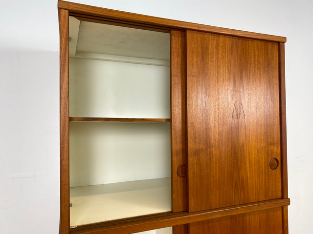 Stilvoller skandinavischer Mid-Century Kleiderschrank in Teakholz mit Schiebetüren , Schubladen & Aufsatz.
