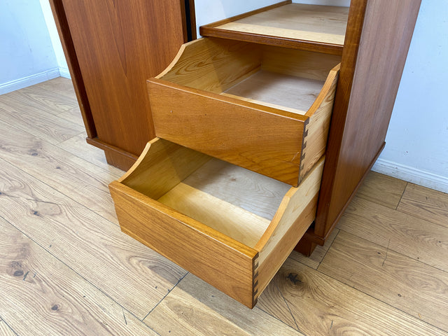 Stilvoller skandinavischer Mid-Century Kleiderschrank in Teakholz mit Schiebetüren , Schubladen & Aufsatz.