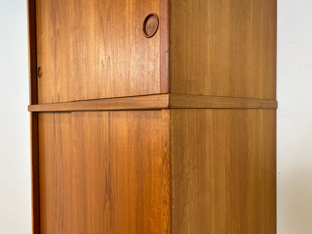 Stilvoller skandinavischer Mid-Century Kleiderschrank in Teakholz mit Schiebetüren , Schubladen & Aufsatz.