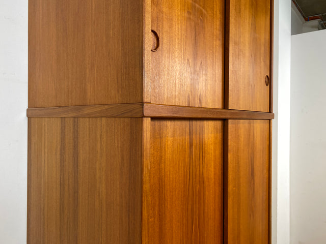 Stilvoller skandinavischer Mid-Century Kleiderschrank in Teakholz mit Schiebetüren , Schubladen & Aufsatz.