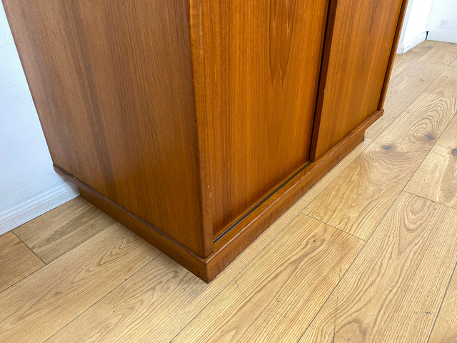 Stilvoller skandinavischer Mid-Century Kleiderschrank in Teakholz mit Schiebetüren , Schubladen & Aufsatz.