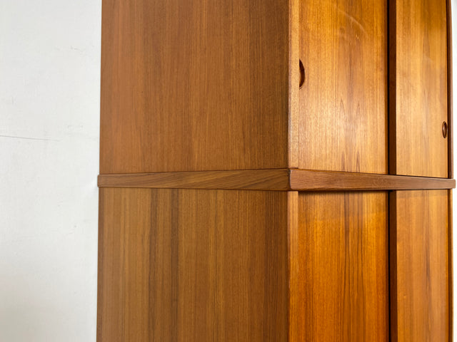 Stilvoller skandinavischer Mid-Century Kleiderschrank in Teakholz mit Schiebetüren , Schubladen & Aufsatz.
