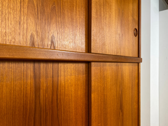 Stilvoller skandinavischer Mid-Century Kleiderschrank in Teakholz mit Schiebetüren , Schubladen & Aufsatz.