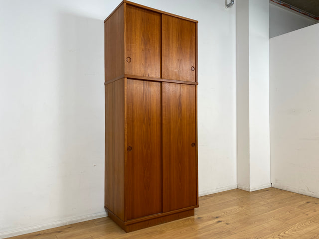 Stilvoller skandinavischer Mid-Century Kleiderschrank in Teakholz mit Schiebetüren , Schubladen & Aufsatz.