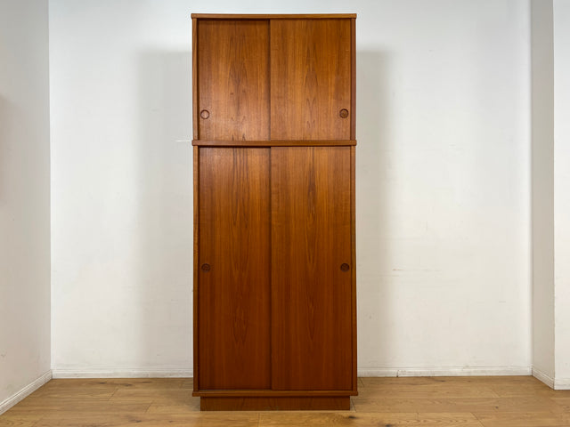Stilvoller skandinavischer Mid-Century Kleiderschrank in Teakholz mit Schiebetüren , Schubladen & Aufsatz.