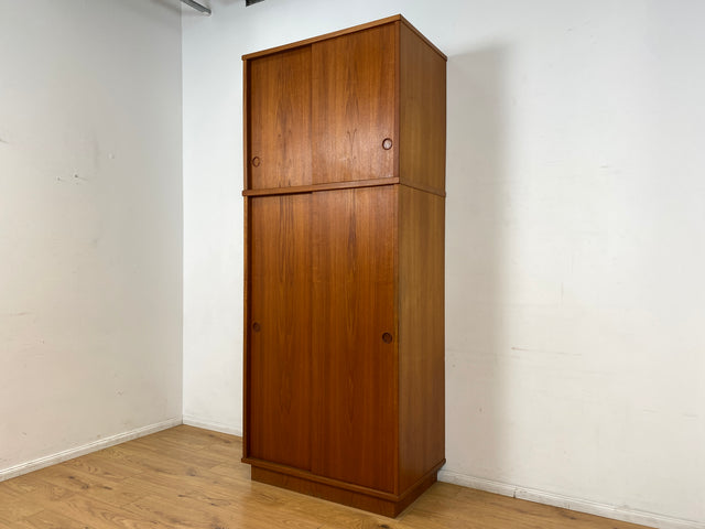 Stilvoller skandinavischer Mid-Century Kleiderschrank in Teakholz mit Schiebetüren , Schubladen & Aufsatz.