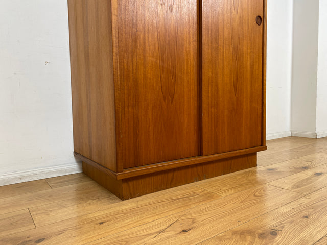 Stilvoller skandinavischer Mid-Century Kleiderschrank in Teakholz mit Schiebetüren , Schubladen & Aufsatz.