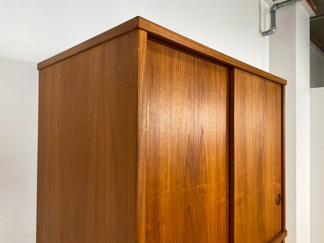 Stilvoller skandinavischer Mid-Century Kleiderschrank in Teakholz mit Schiebetüren , Schubladen & Aufsatz.