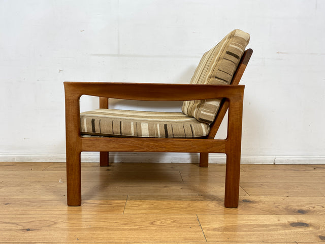 WMK I 1/3 Stilvoller skandinavischer Mid-Century Sessel von Komfort mit gestreiftem beigem Originalbezug & Teakholz Rahmen