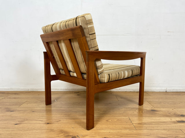 WMK I 1/3 Stilvoller skandinavischer Mid-Century Sessel von Komfort mit gestreiftem beigem Originalbezug & Teakholz Rahmen