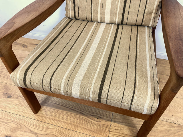 WMK I 1/3 Stilvoller skandinavischer Mid-Century Sessel von Komfort mit gestreiftem beigem Originalbezug & Teakholz Rahmen
