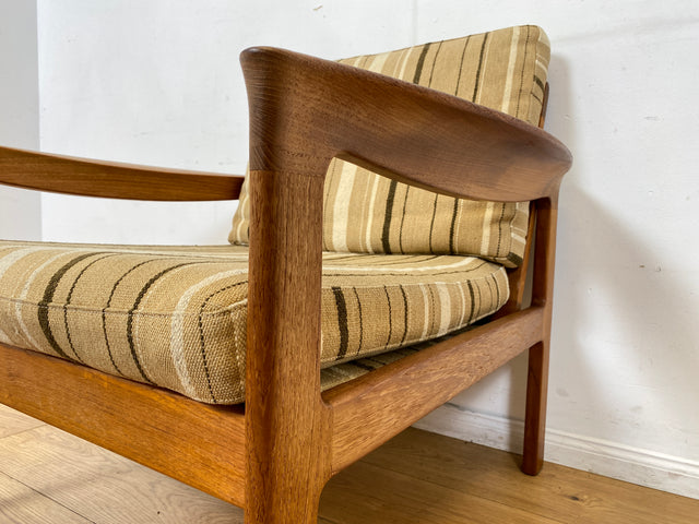WMK I 1/3 Stilvoller skandinavischer Mid-Century Sessel von Komfort mit gestreiftem beigem Originalbezug & Teakholz Rahmen