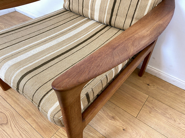 WMK I 1/3 Stilvoller skandinavischer Mid-Century Sessel von Komfort mit gestreiftem beigem Originalbezug & Teakholz Rahmen