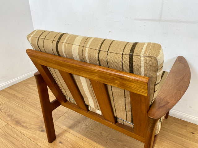 WMK I 1/3 Stilvoller skandinavischer Mid-Century Sessel von Komfort mit gestreiftem beigem Originalbezug & Teakholz Rahmen