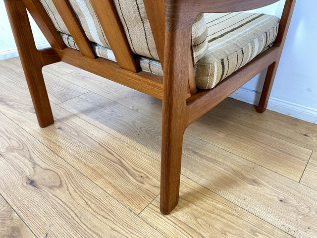 WMK I 1/3 Stilvoller skandinavischer Mid-Century Sessel von Komfort mit gestreiftem beigem Originalbezug & Teakholz Rahmen