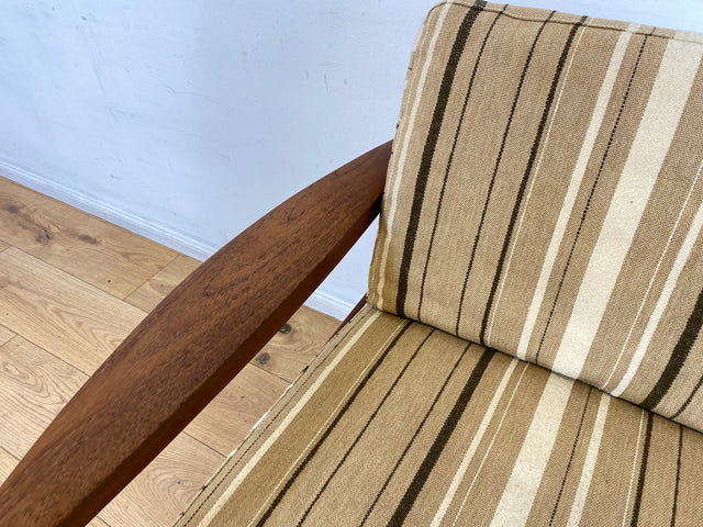 WMK I 1/3 Stilvoller skandinavischer Mid-Century Sessel von Komfort mit gestreiftem beigem Originalbezug & Teakholz Rahmen
