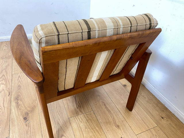 WMK I 1/3 Stilvoller skandinavischer Mid-Century Sessel von Komfort mit gestreiftem beigem Originalbezug & Teakholz Rahmen