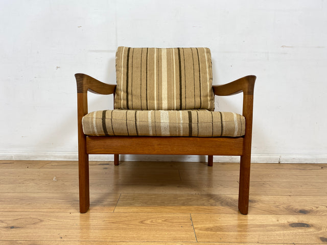 WMK I 1/3 Stilvoller skandinavischer Mid-Century Sessel von Komfort mit gestreiftem beigem Originalbezug & Teakholz Rahmen