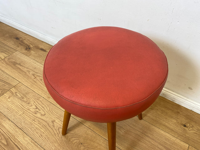 WMK I Sehr hübscher skandinavischer Mid-Century mit rotem Kunstleder Bezug und konischen Füßen