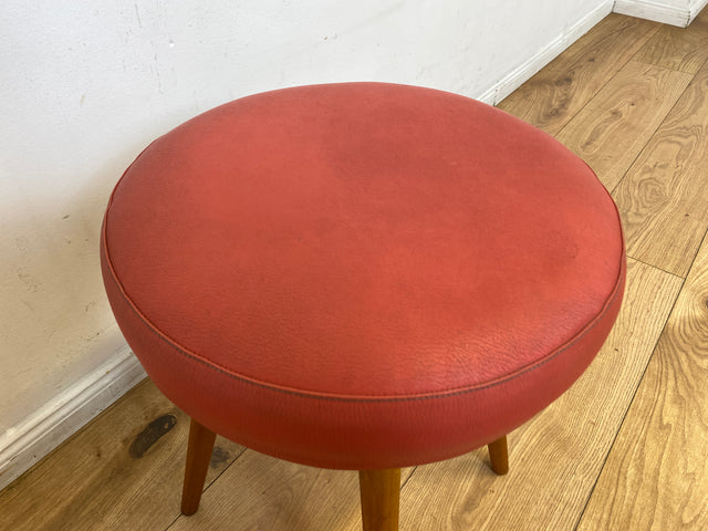 WMK I Sehr hübscher skandinavischer Mid-Century mit rotem Kunstleder Bezug und konischen Füßen