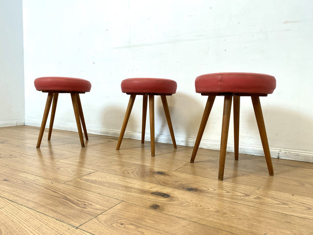 WMK I Sehr hübscher skandinavischer Mid-Century mit rotem Kunstleder Bezug und konischen Füßen