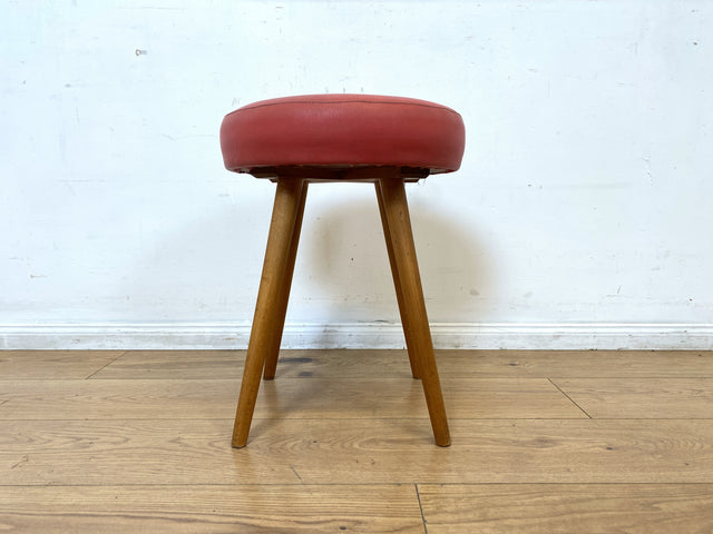 WMK I Sehr hübscher skandinavischer Mid-Century mit rotem Kunstleder Bezug und konischen Füßen