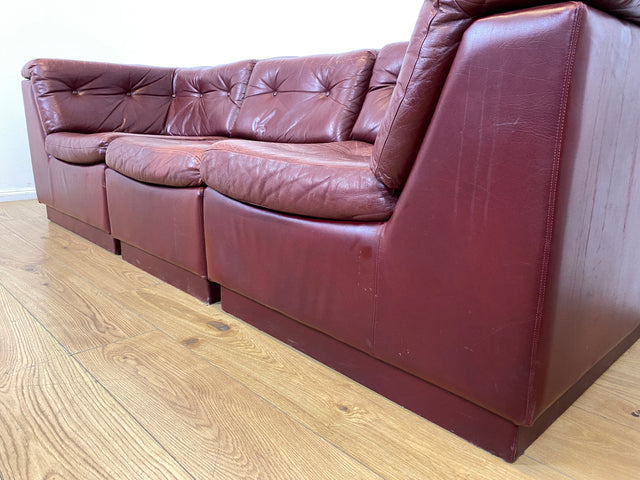 WMK I Gemütliches skandinavisches 70er Jahre Modular Sofa mit Echtleder Bezug & charaktervoller Patina