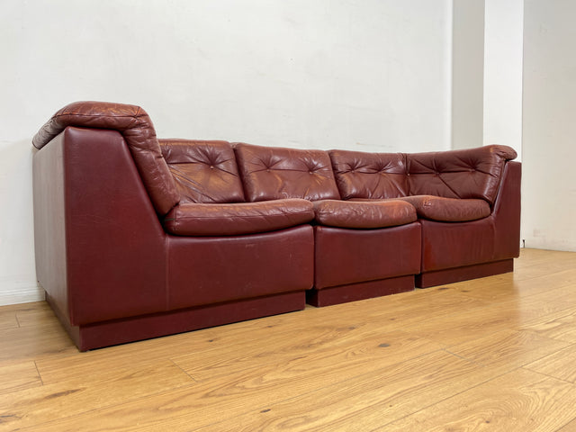 WMK I Gemütliches skandinavisches 70er Jahre Modular Sofa mit Echtleder Bezug & charaktervoller Patina