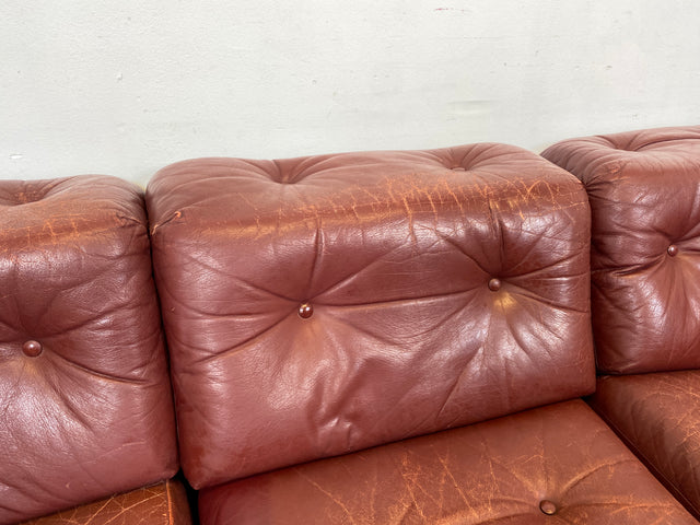 WMK I Gemütliches skandinavisches 70er Jahre Modular Sofa mit Echtleder Bezug & charaktervoller Patina