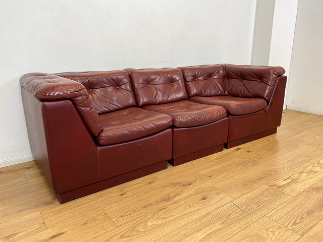 WMK I Gemütliches skandinavisches 70er Jahre Modular Sofa mit Echtleder Bezug & charaktervoller Patina