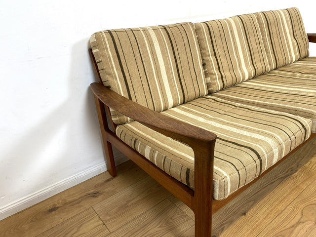 WMK I Stilvolles skandinavisches Mid-Century Sofa von Komfort mit gestreiftem beigem Originalbezug & Teakholz Rahmen