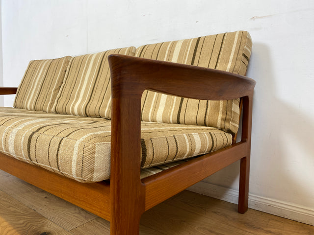 WMK I Stilvolles skandinavisches Mid-Century Sofa von Komfort mit gestreiftem beigem Originalbezug & Teakholz Rahmen