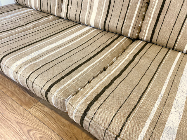 WMK I Stilvolles skandinavisches Mid-Century Sofa von Komfort mit gestreiftem beigem Originalbezug & Teakholz Rahmen