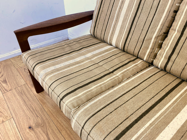 WMK I Stilvolles skandinavisches Mid-Century Sofa von Komfort mit gestreiftem beigem Originalbezug & Teakholz Rahmen