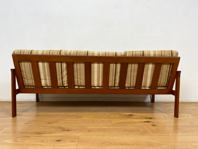 WMK I Stilvolles skandinavisches Mid-Century Sofa von Komfort mit gestreiftem beigem Originalbezug & Teakholz Rahmen