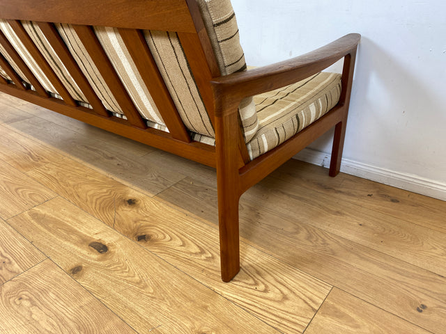 WMK I Stilvolles skandinavisches Mid-Century Sofa von Komfort mit gestreiftem beigem Originalbezug & Teakholz Rahmen