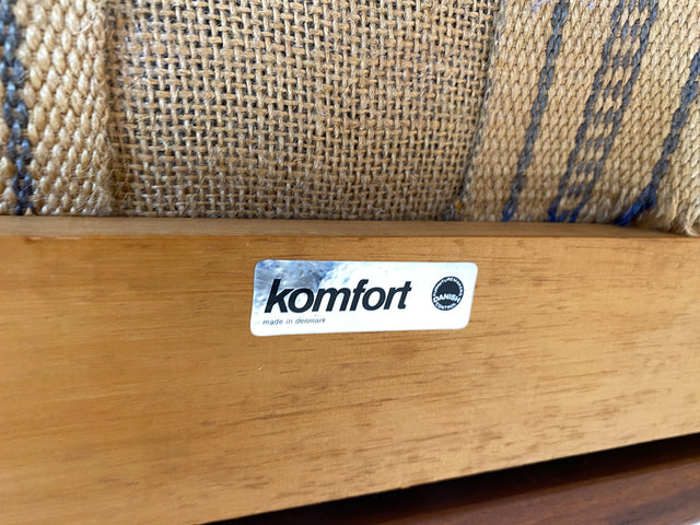 WMK I Stilvolles skandinavisches Mid-Century Sofa von Komfort mit gestreiftem beigem Originalbezug & Teakholz Rahmen