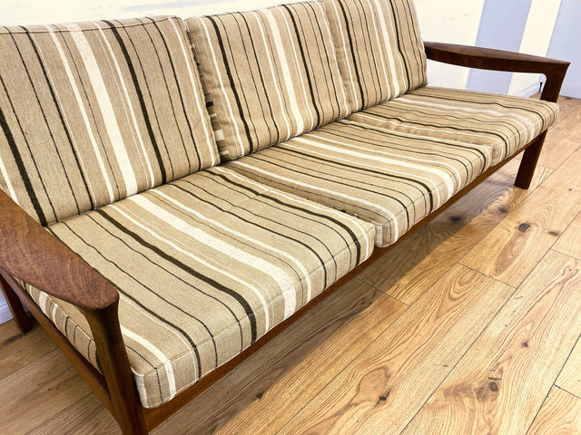 WMK I Stilvolles skandinavisches Mid-Century Sofa von Komfort mit gestreiftem beigem Originalbezug & Teakholz Rahmen
