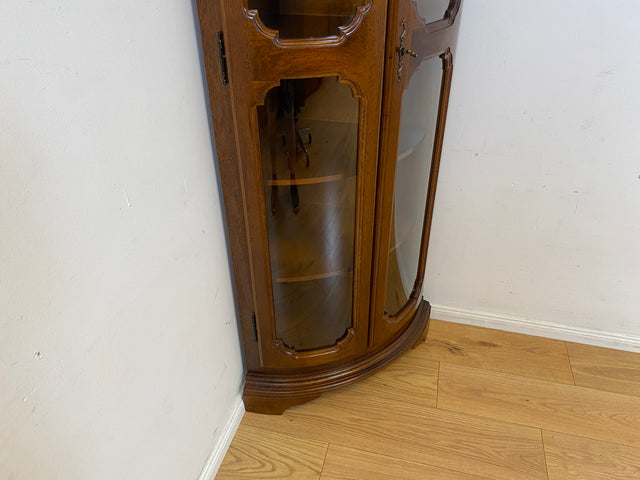 Hochwertige und sehr gut erhaltene Stilmöbel Eckvitrine aus vollem Holz mit ovalen Gläsern