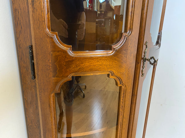 Hochwertige und sehr gut erhaltene Stilmöbel Eckvitrine aus vollem Holz mit ovalen Gläsern