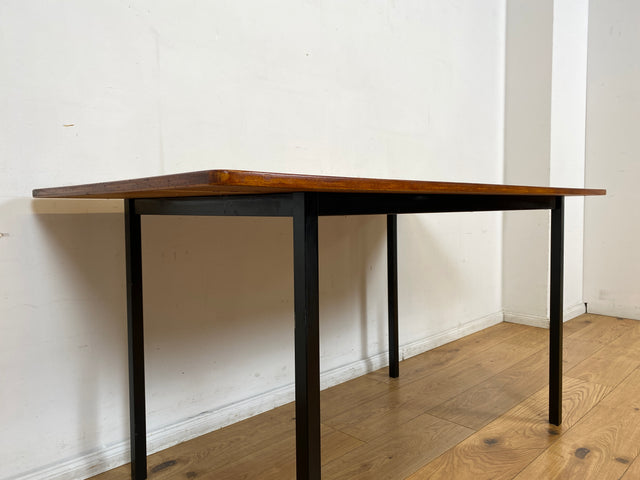 WMK I Einzigartiger Upcycling Esstisch aus einer skandinavischen Mid-Century Tischplatte in Teakholz auf neuerem Metallgestell I