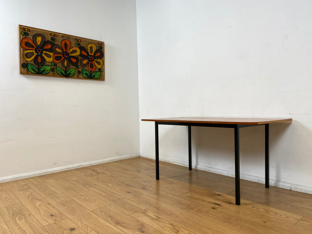 WMK I Einzigartiger Upcycling Esstisch aus einer skandinavischen Mid-Century Tischplatte in Teakholz auf neuerem Metallgestell I