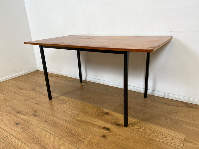 WMK I Einzigartiger Upcycling Esstisch aus einer skandinavischen Mid-Century Tischplatte in Teakholz auf neuerem Metallgestell I