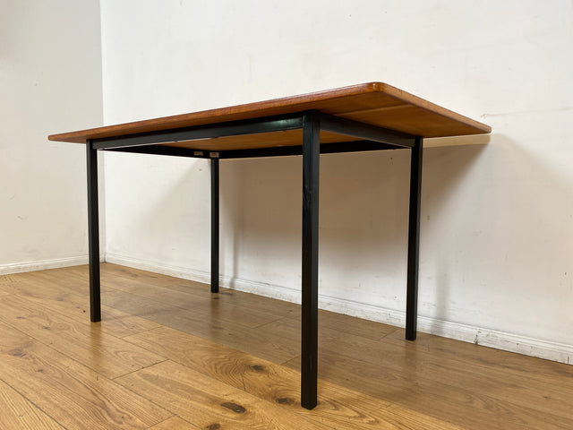WMK I Einzigartiger Upcycling Esstisch aus einer skandinavischen Mid-Century Tischplatte in Teakholz auf neuerem Metallgestell I
