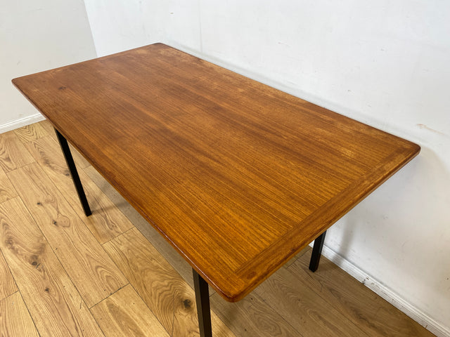 WMK I Einzigartiger Upcycling Esstisch aus einer skandinavischen Mid-Century Tischplatte in Teakholz auf neuerem Metallgestell I