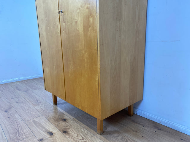 Ein VEB Hellerau Original I Stilvoller jedoch etwas abgenutzter Mid-Century Kleiderschrank 794/1 aus 1967 mit Aufsatz I Schrank Schlafzimmerschrank Vintage Retro 60er I
