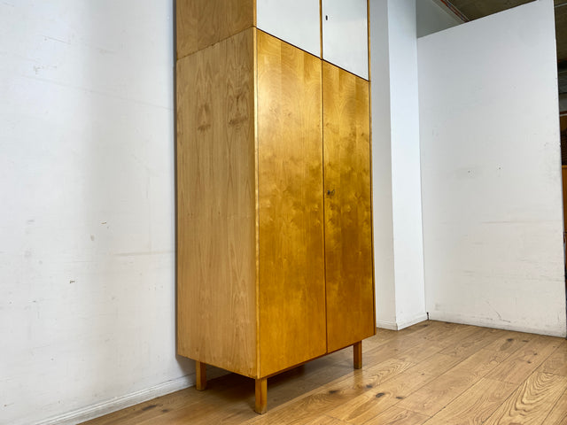 Ein VEB Hellerau Original I Stilvoller jedoch etwas abgenutzter Mid-Century Kleiderschrank 794/1 aus 1967 mit Aufsatz I Schrank Schlafzimmerschrank Vintage Retro 60er I