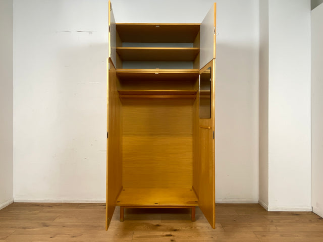 Ein VEB Hellerau Original I Stilvoller jedoch etwas abgenutzter Mid-Century Kleiderschrank 794/1 aus 1967 mit Aufsatz I Schrank Schlafzimmerschrank Vintage Retro 60er I